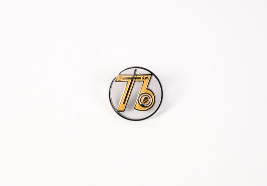 Grande Pin de Consagración - Esmalte Dorado con Acero Inoxidable "YO SOY EL  73”